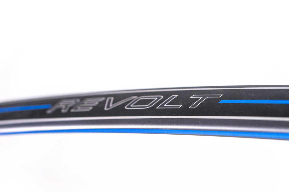 revolt matte carbon 06 viewde